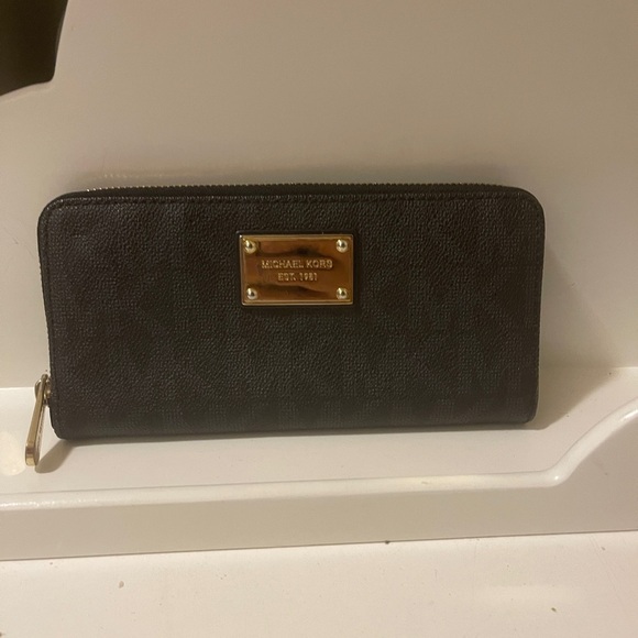 Michael Kors Black Jet Set
Zip Around Wallet Silver... - Picture 7 of 12